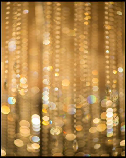 Ein Leinwandbild von goldenem Bokeh mit funkelnden Lichtreflexen.