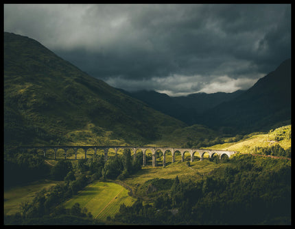 Ein Leinwandbild von dem Glenfinnan-Viadukt bei bewölktem Himmel.