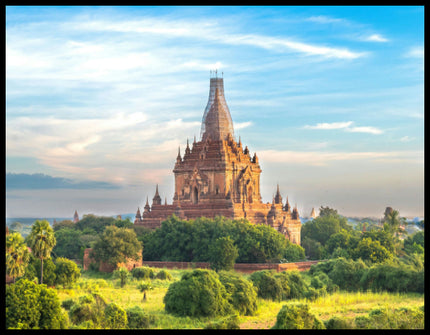 Leinwandbild von einem hohen Tempel inmitten einer bewachsenen Landschaft.