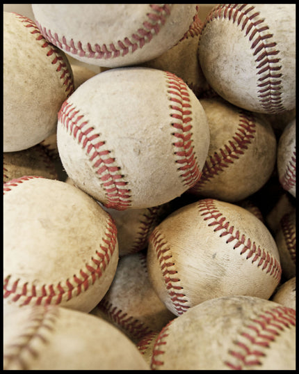 Ein Poster von mehreren alten Baseballbällen mit abgenutzten Nähten.