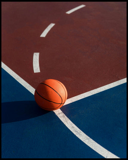 Ein Poster von einem Basketball auf einem Basketballplatz mit roten und blauen Feldern.