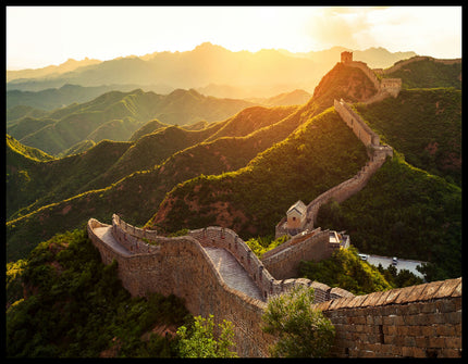 Ein Poster von der chinesischen Mauer im Sonnenuntergang.