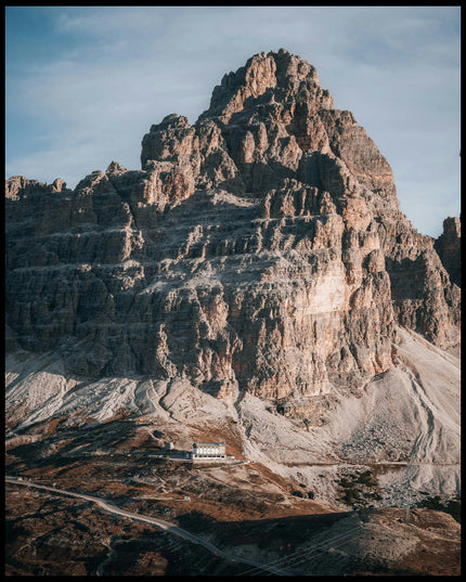 Ein Poster von einem massiven Berg in den Dolomiten.