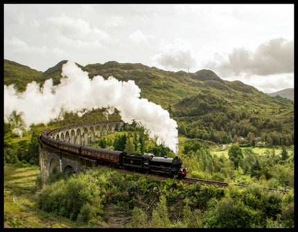 Ein Poster von einem historischen Zug, der über das Glenfinnan Viadukt fährt.