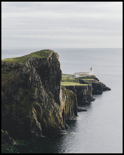 Ein Poster von einer kargen Klippe in Schottland mit einem Leuchtturm.