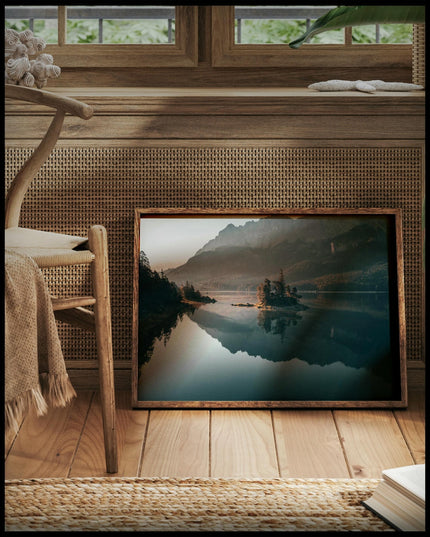 Ein Poster von einer malerischen Insel im Eibsee bei Bayern, vor einem Fenster an die Wand angelehnt