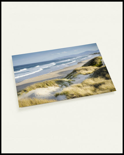 Eine Postkarte vom Meerblick über Dünen und Strand.